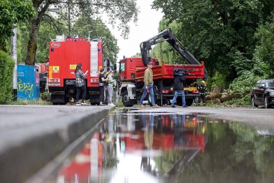 Nevrijeme pogodilo Zagreb, vjetar rušio drveća na automobile 