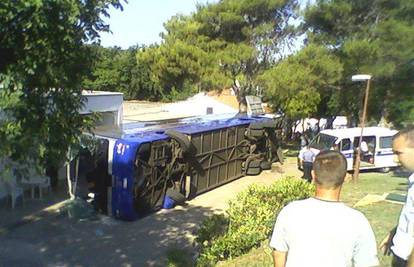 Poreč: Prevrnuo se autobus bez vozača