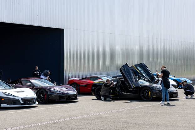 Rimac Nevere parkirane ispred Rimac kampusa u Kerestincu povodom Trilblazers Toura