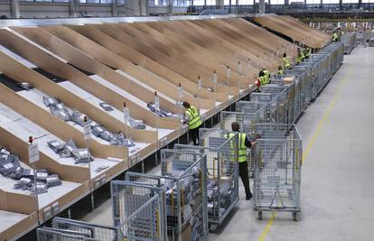 Crni petak u Hrvatskoj: Poštari i carinici preplavljeni paketima, pronašli krivotvorine i oružje