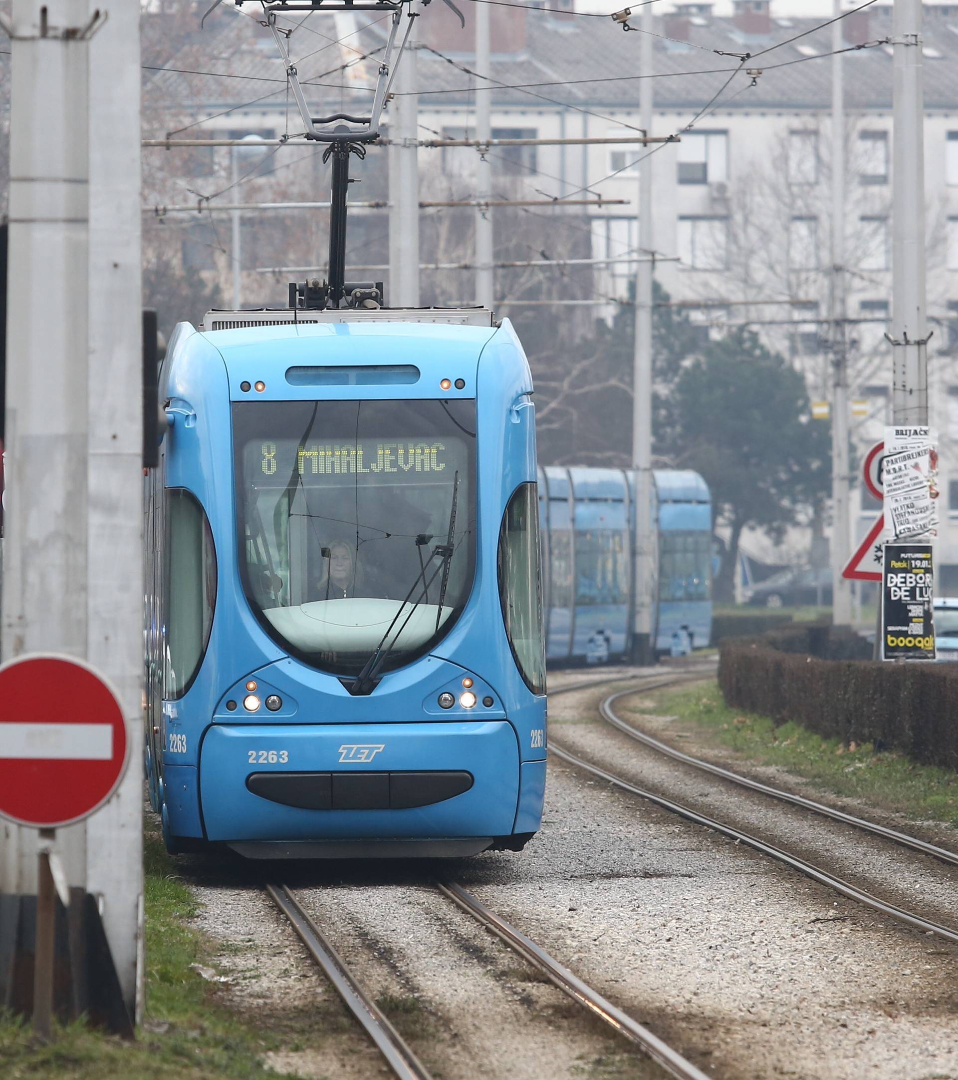 Auto se sudario s kamionom pa odletio i zabio se u tramvaj