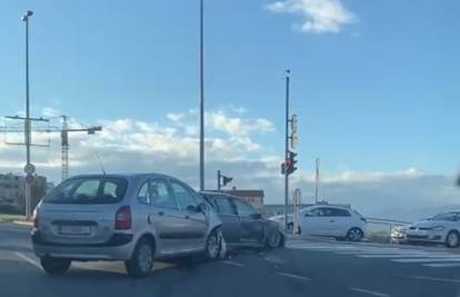Nesreća u Splitu: Na kružnom su se toku sudarila dva automobila