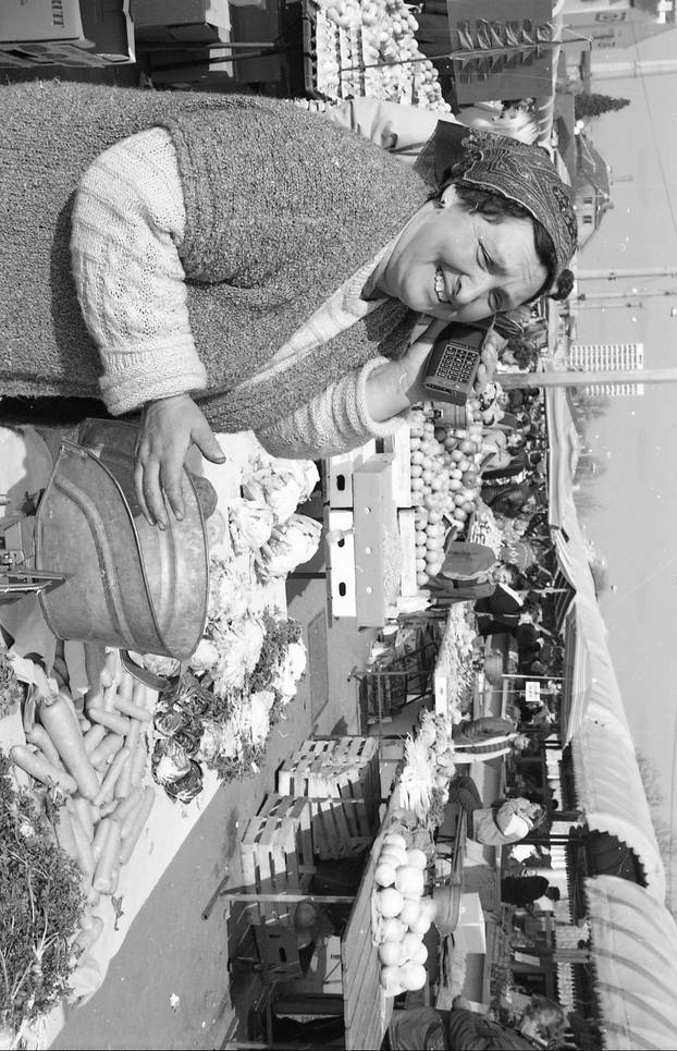 Zagreb: Prodavačica na Trešnjevačkoj tržnici razgovara na mobitel