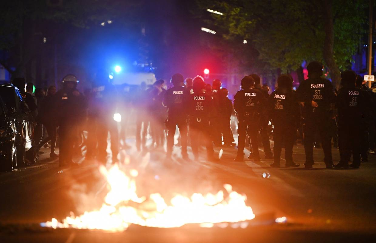 Više od 50 berlinskih policajaca ozlijeđeno u prosvjedu za 1. maj - gađali ih bocama i kamenjem