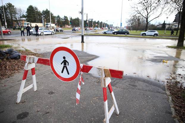 Zagreb: Poplava u Ukrajinskoj ulici zbog puknuća cijevi