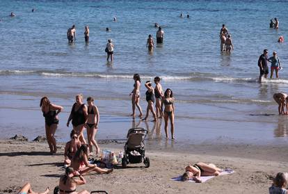 Ma kakva jesen?! Drugi je dan listopada, a plaže u Dubrovniku i Splitu nakrcane su kupačima