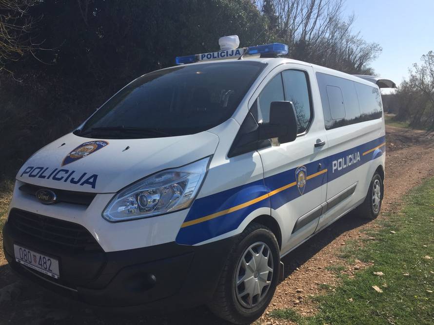 Trojica mladića šipkom istukla muškarca i ukrali mu novčanik