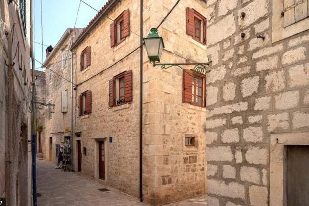 FOTO Rijetka prilika! Kamena kuća u srcu Starog Grada Hvara interijerom oduzima dah