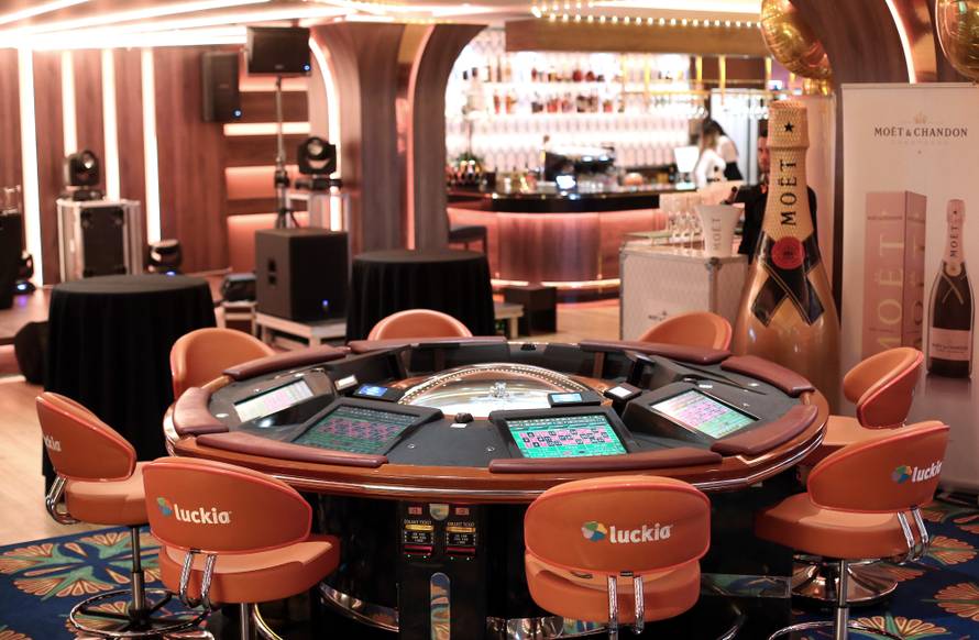 Preskočila je teški trening kod muža? Indiri se nazire trbuščić