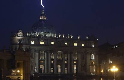 Nakon objave o ostavci munja pogodila Baziliku svetog Petra