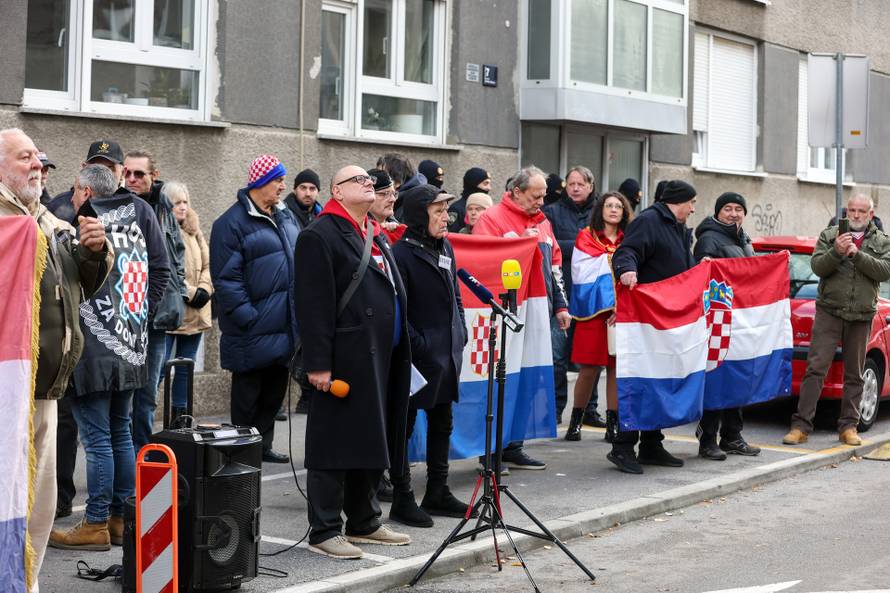 Prosvjednici  su stigli pred stan Tomislava Tomaševića i najavili  da će pjevati Thompsonove pjesme 