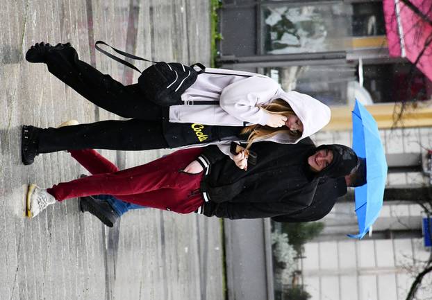 Slavonski Brod:  Kišno i tmurno proljetno poslijepodne na gradskim ulicama