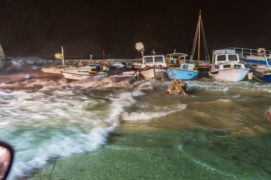 Kaštela: Ciklonalna plima poplavila rivu i okolne ulice