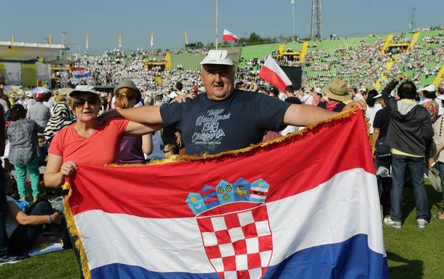 Sarajevo: Brojne zastave iz svih krajeva svijeta hodo?asnici podigli u zrak dok iš?ekuju papu Franju