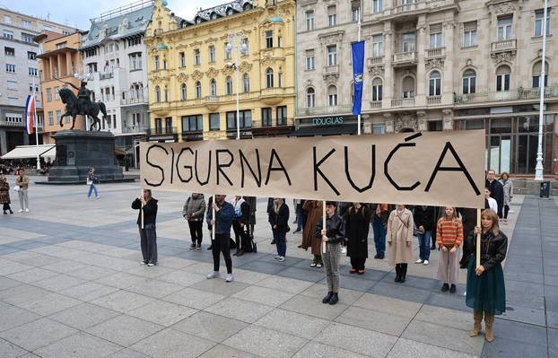 Zagreb : Na Trgu bana Josipa Jelačića, održao se kratak i snažan performans posvećen borbi protiv obiteljskog i rodno uvjetovanog nasilja