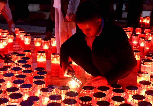 Šibenik: Na Trgu palih branitelja Domovinskog rata zapaljene su svije?e za Vukovar 