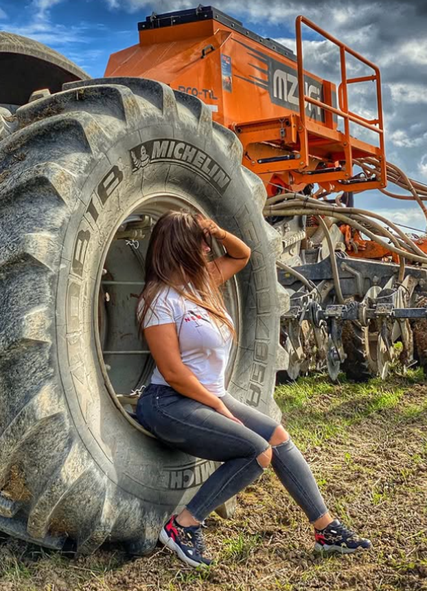 FOTO Vruća farmerica: Vozim traktor i radim teške poslove, ali uvijek u top kombinacijama