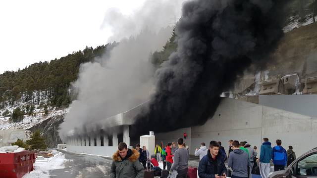 Srednjoškolci kojima je izgorio autobus došli sigurno u Split
