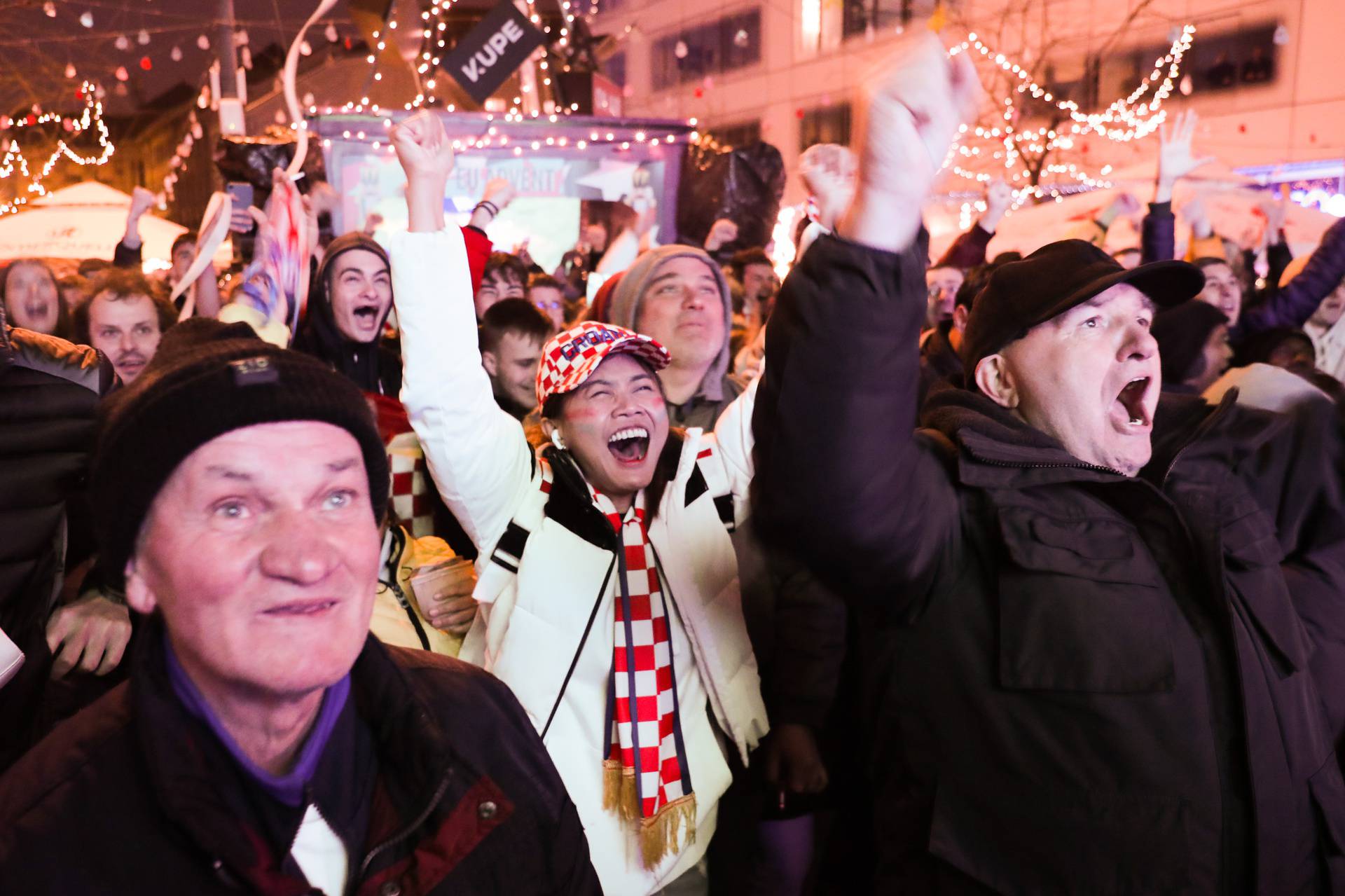 Zagreb: Navijači na Europskom trgu slave prolazak Hrvatske u četvrtfinale Svjetskog prvenstva