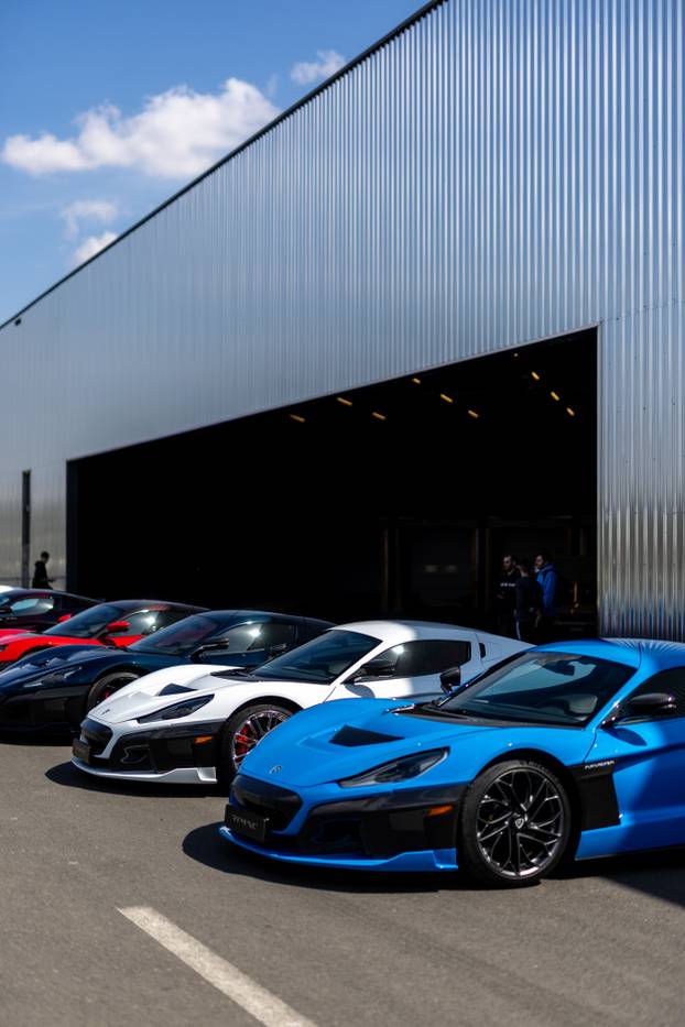 Rimac Nevere parkirane ispred Rimac kampusa u Kerestincu povodom Trilblazers Toura