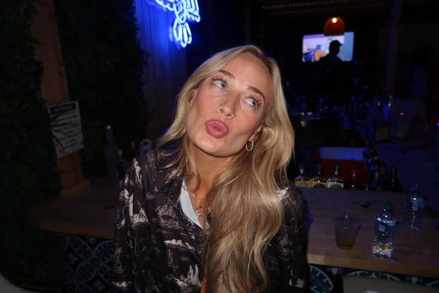 FOTO Ona je 'žena s farme', a jednim potezom osigurala si je milijune. E da, fotić ju obožava