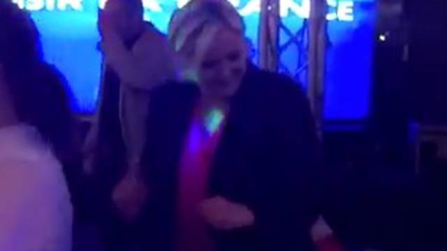 Izgubila, ali nije tužna: Le Pen zaplesala na 'I Love Rock&Roll'