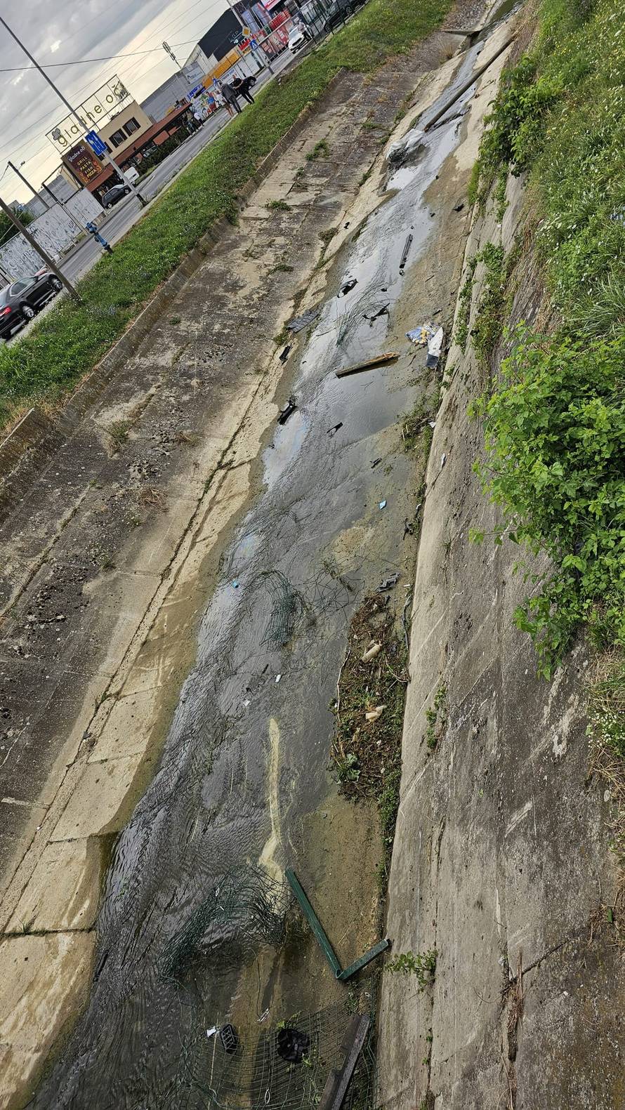 Krš i lom u Sesvetama! S ceste sletio u odvodni kanal, auto potpuno uništen: 'Užasno je...'