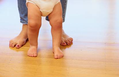 Protiv spuštenih stopala: Bebe mišiće najbolje jačaju bose...