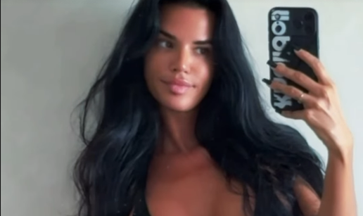 FOTO Ivana Knoll gola u moru? Tange su joj toliko minijaturne da su gotovo i nevidljive...