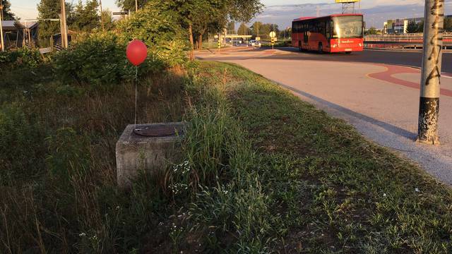 Zagrepčane ujutro na ulicama dočekali jezivi crveni baloni...