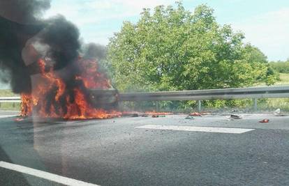 Buktinja uz rub autoceste: U blizini Lučkog zapalio se auto