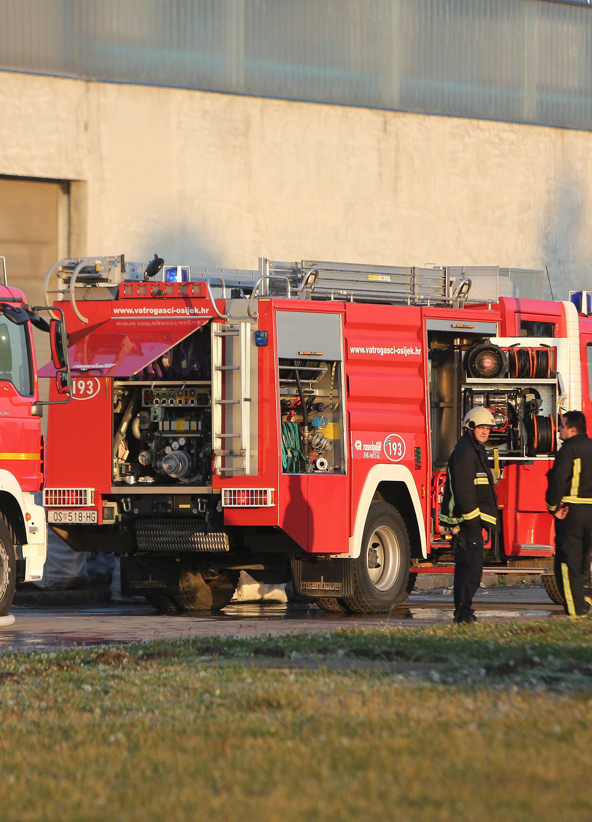 Ugašen požar u osječkoj tvrtki, jedan djelatnik lakše ozlijeđen