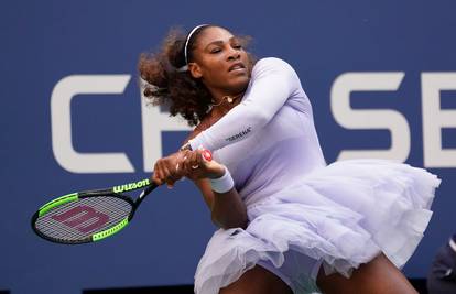 Serena opet po svome: Igrala u haljinici i mrežastim čarapama