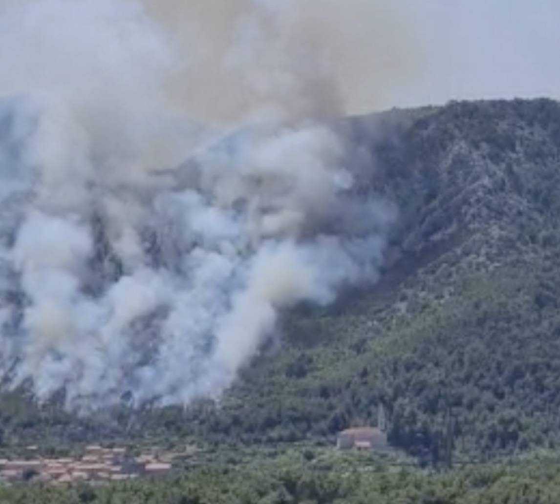 Požari na Braču i Hvaru opasno su se približili kućama: Vatra se smanjila, vjetar i dalje raspiruje