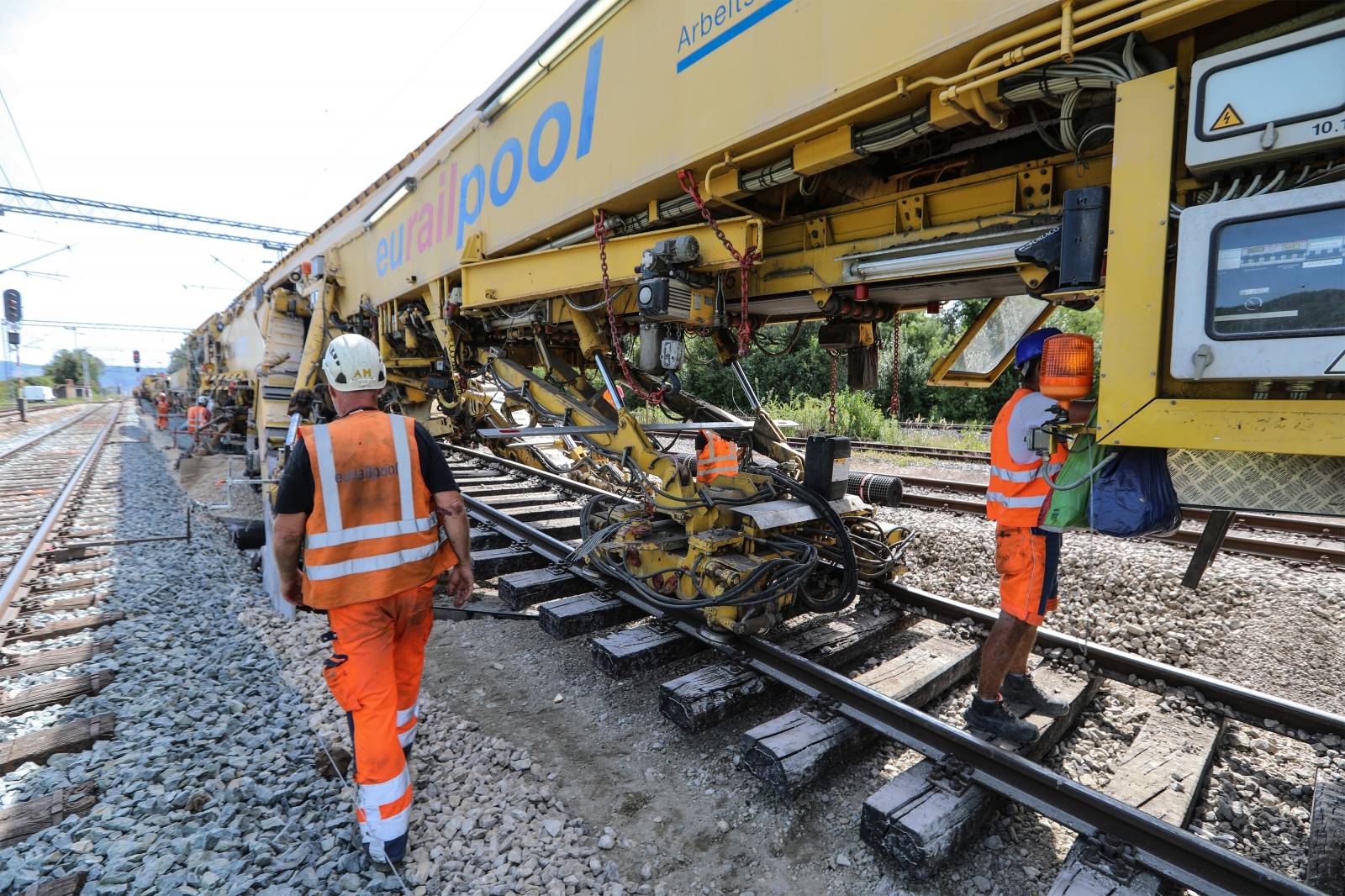 Ministra Butkovic obišao radove na obnovi željezničke pruge u Savskom Marofu