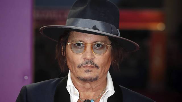 Depp zabrinuo sve na crvenom tepihu: Ispijen i blijed, skrivao se od bliceva iza naočala i šešira