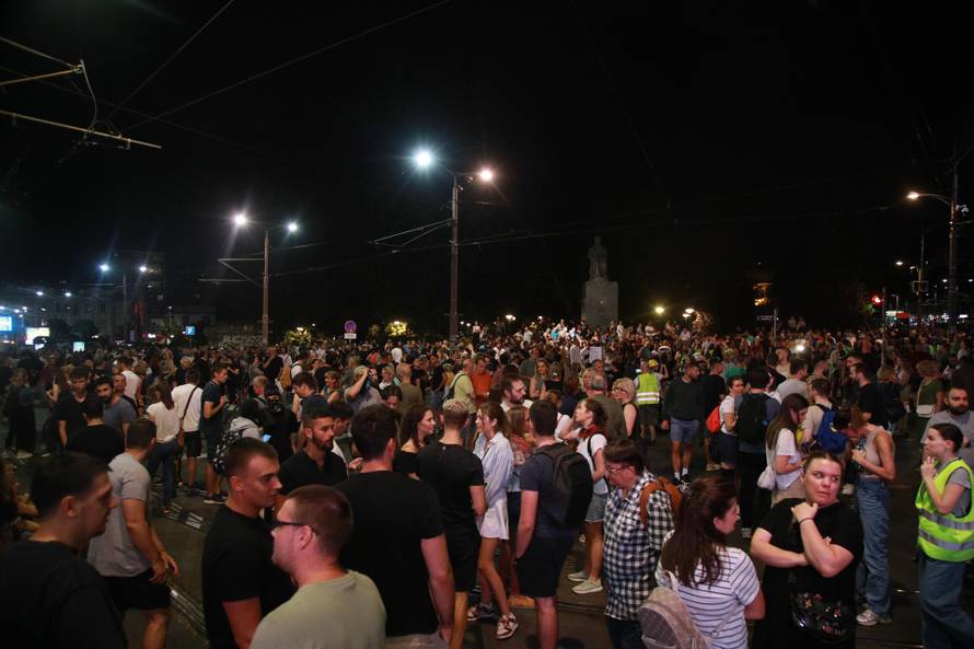 Beograd: Novi prosvjed na beogradskim ulicama, okupljeni su bacali kamenje i pirotehnička sredstva