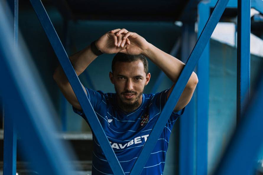 FOTO Bennacer prošao liječnički i potpisao za Dinamo. Suigrač mu je prepustio broj na dresu