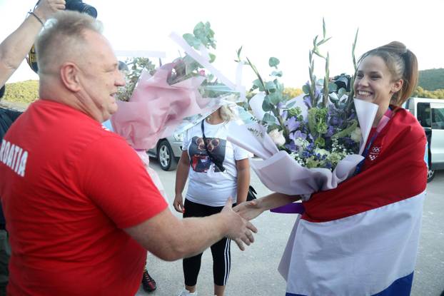 Zlatna olimpijka Matea Jelić svečano dočekana u svom Kninu