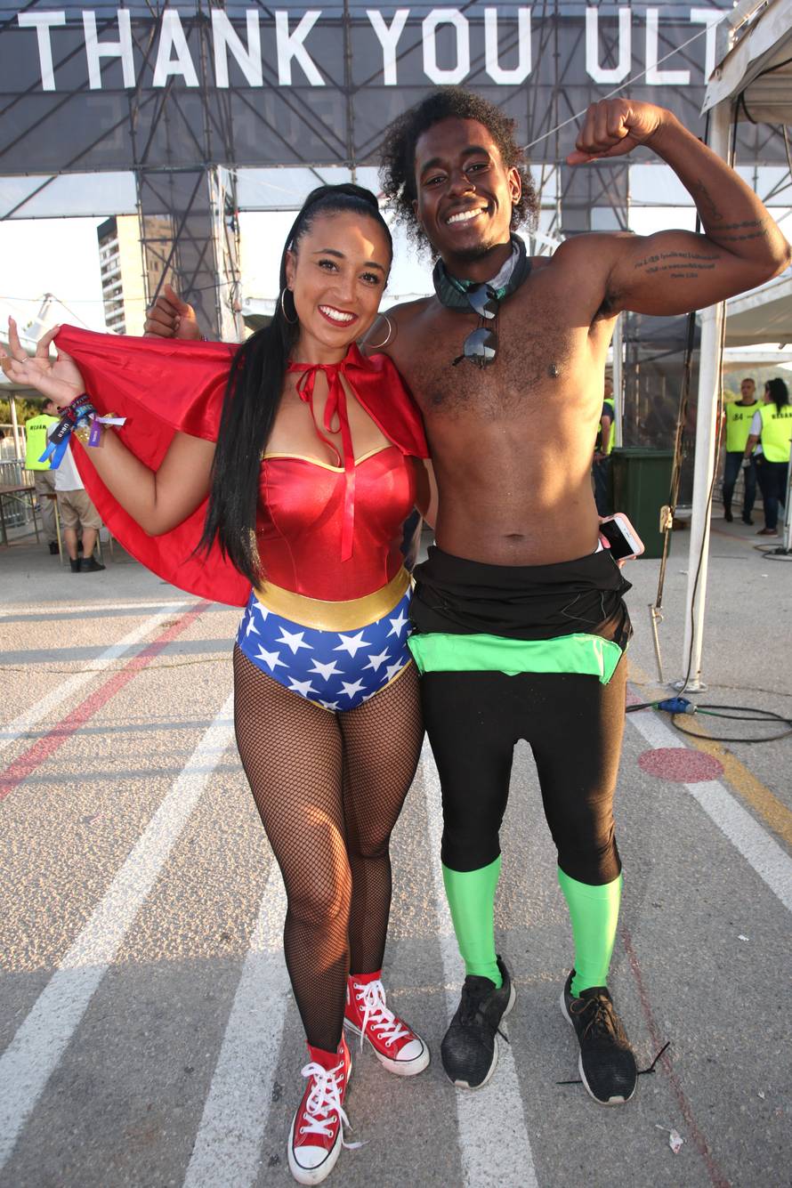 Pila alkohol iz torbe i zaplesala s prijateljicom u tangicama...