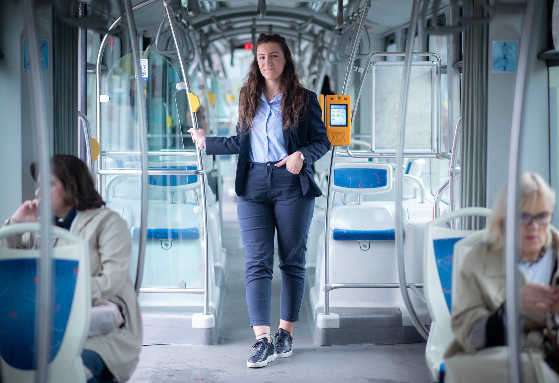 Zagreb: Vozačica tramvaja Matea Bijelić pomogla je slijepom paru preći cestu