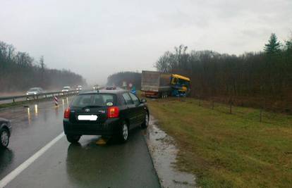 Poljski vozač kamionom je udario u svoju prikolicu na A4