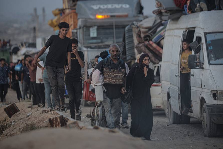 Palestinians flee northern Gaza southward amid Israeli attacks