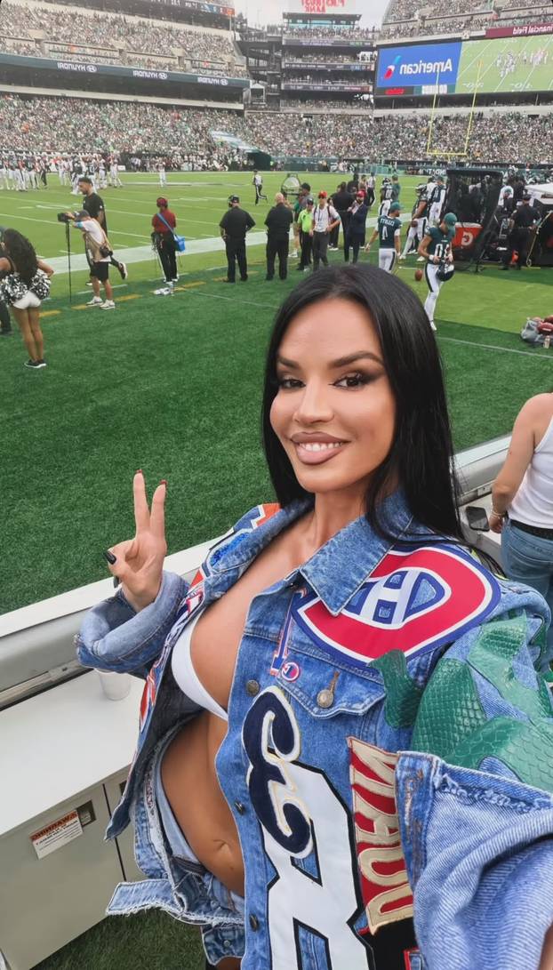 FOTO Knoll u grudnjaku i ultra kratkim hlačicama otišla na NFL utakmicu: 'Jedna je Knolldoll...'