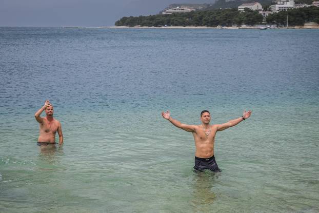 Makarska: Robert Tarčuki svaki dan se kupa unatoč zimi