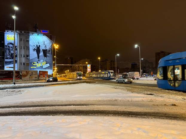 FOTO Zagreb zameten snijegom: 'Ponegdje na nogostupu i 15 cm snijega. Ljudi jedva prolaze!'