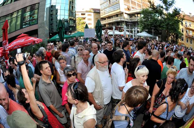 ARHIVA - 2010. Zagreb: Aktivisti za Varšavsku prosvjedovali pred sjedištem SDP-a 