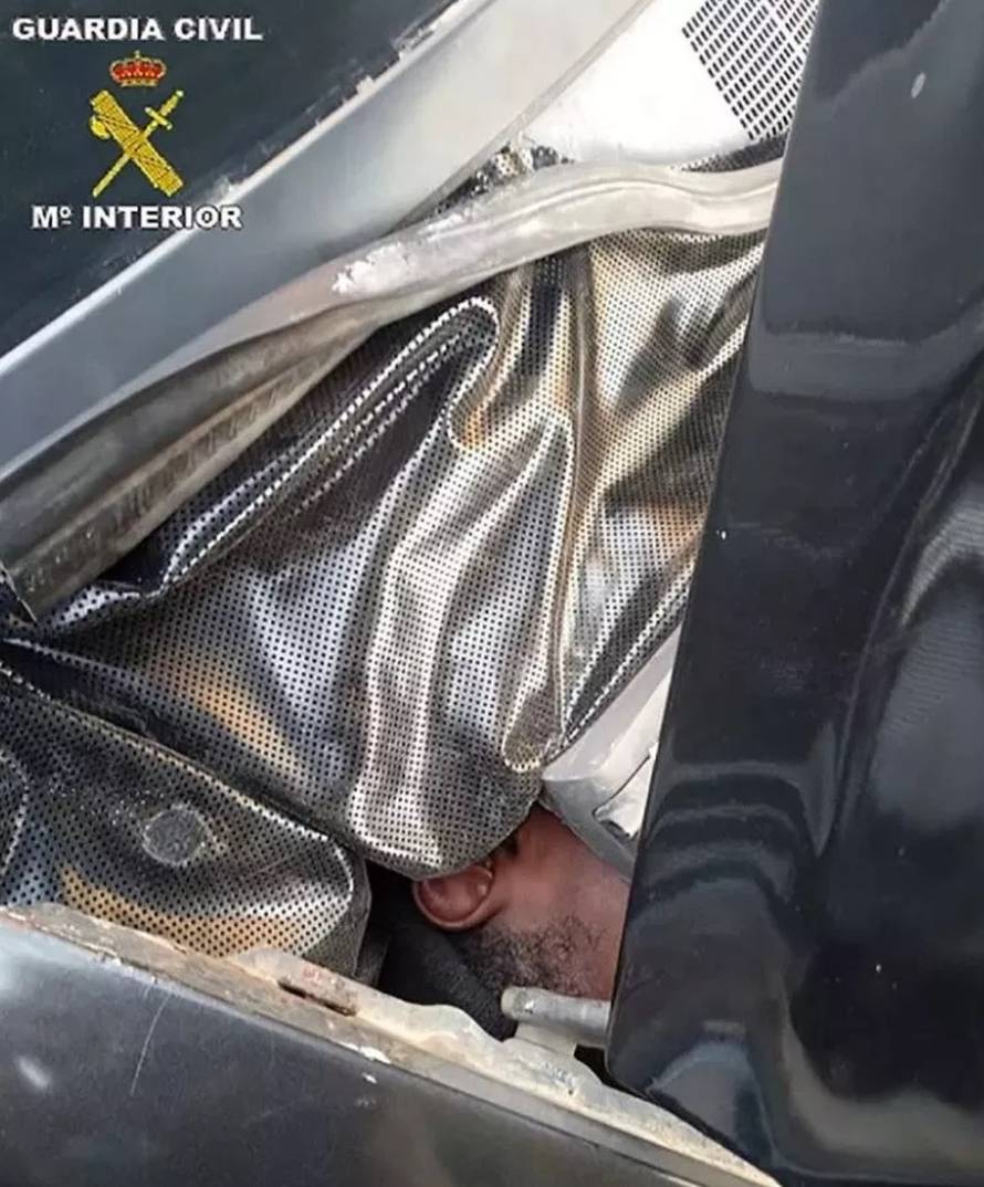 Migranti se nagurali pod haubu i kontrolnu ploču automobila