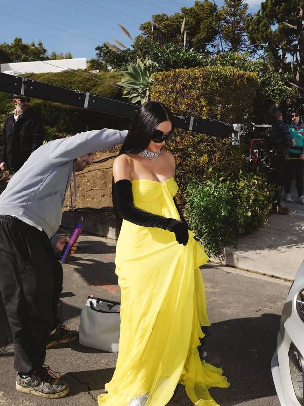 FOTO Kakva kombinacija, Kim! Poslovno sprijeda, a od iza - tanga koja viri. Pogledajte je!