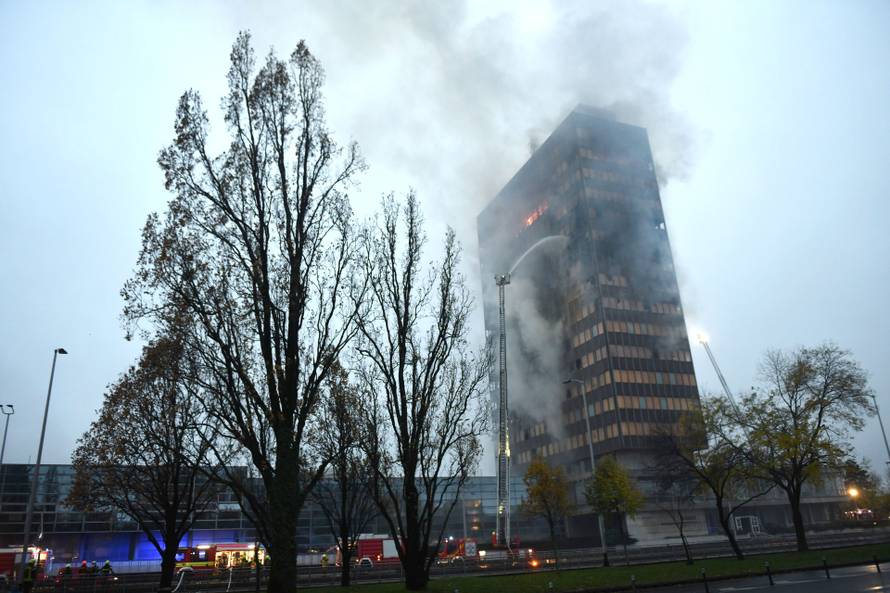 Zagreb: Nastavlja se gašenje Vjesnikovog nebodera, teška noć iza vatrogasaca